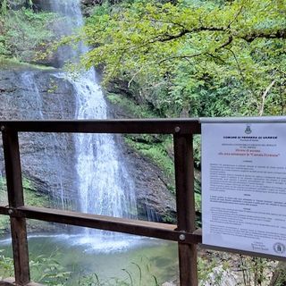 Ferrera, torna il caos estivo alla cascata: ordinanza e multe