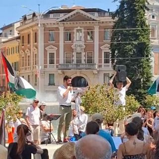 Bandiere della Palestina in piazza Monte Grappa: stasera alle 22 la manifestazione "disertiamo il silenzio" nel cuore di Varese. Cinque minuti di rumore per «unire le nostre sirene, i clacson, le nostre campane alle sirene delle ambulanze di Gaza»