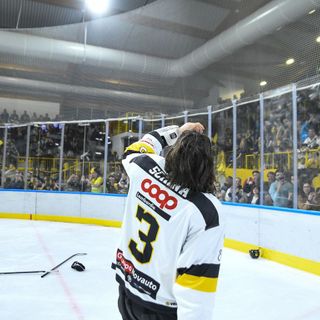 Andrea Schina nella notte del titolo con il suo gol dell'1-0 al Caldaro a 34 secondi dalla sirena che ha fatto esplodere via Albani