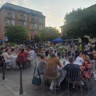 Pienone alla cena in piazza di Borsano, ora tocca a La Buca in via Salgari Pienone alla cena in piazza di Borsano, ora tocca a La Buca in via Salgari