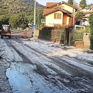 La condizione della strada provinciale a Cuasso al Monte a seguito della grandinata La condizione della strada provinciale a Cuasso al Monte a seguito della grandinata