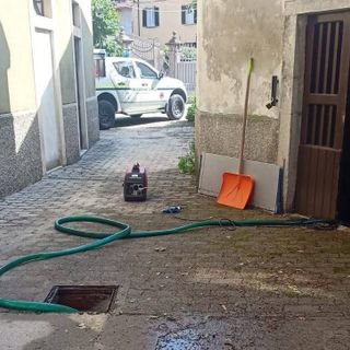 Un intervento della Protezione Civile a Viggiù per la grandinata (foto dalla pagina Facebook del Comune)