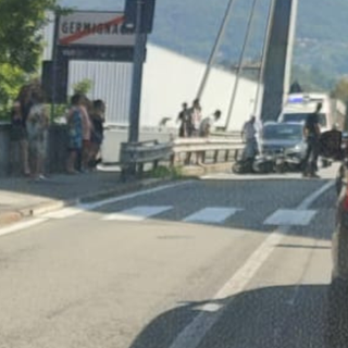 Scontro tra auto e moto a Luino, tre persone coinvolte