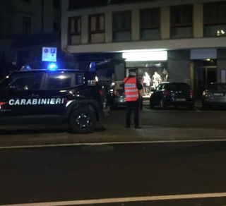 Violenta lite nella notte in centro a Luino, due feriti