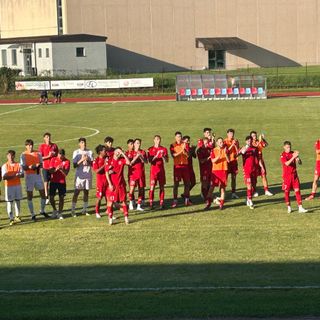 L'applauso finale per il pubblico ricambiato dal pubblico biancorosso oggi a Gavirate