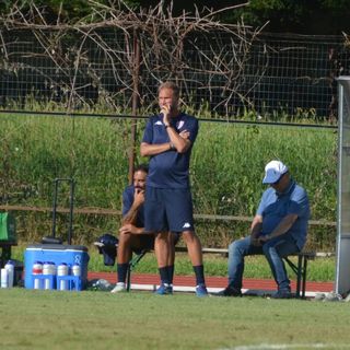 Mister Ciceri osserva il suo Varese (foto Ezio Macchi)