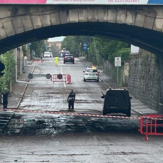 Busto, manto stradale danneggiato dalle forti piogge: il sottopasso rimane chiuso al traffico