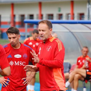 I consigli di Spilli ai suoi oggi a Vedano contro il Saronno (foto Scaringi - Varesina Calcio)