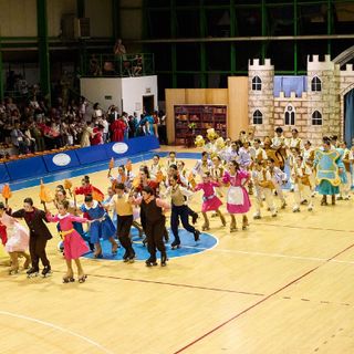 Immagini di uno spettacolo di pattinaggio a rotelle dell'associazione di Cocquio Trevisago