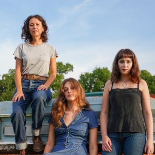 La Guthrie Family Singers composta da Sarah Lee Guthrie, Serena Guthrie e Robin Guthrie-Irion