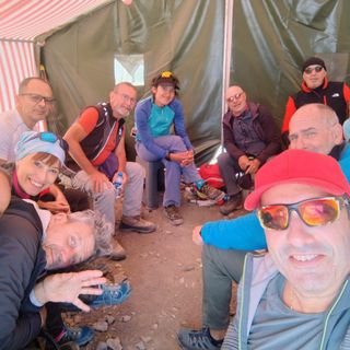 Il gruppo di appassionati varesini al campo base pronto a scalare il monte Ararat