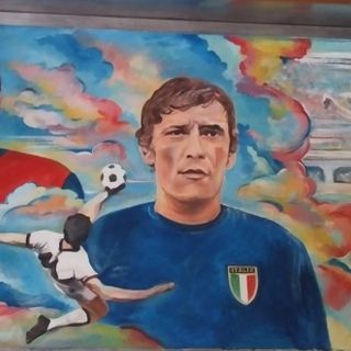 Il murale di Leggiuno dedicato a Gigi Riva Il murale di Leggiuno dedicato a Gigi Riva