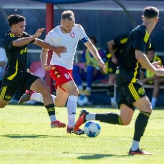Bruzzone, capitano del Varese, tra le maglie della Varesina: domani i biancorossi aprono il campionato di serie D nell'anticipo di Lavagna contro l'Imperia (foto Galbiati)