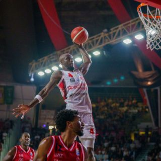 Tazé Moore vola a canestro (foto Fabio Averna)