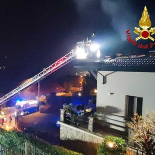L'incendio della mansarda della villa sul lungolago di Ranco