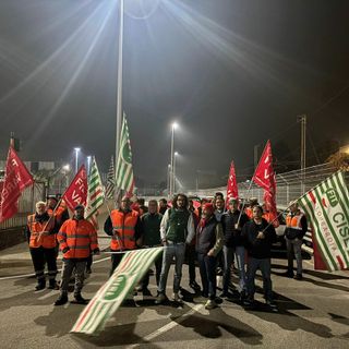 Il presidio di questa mattina dei lavoratori di Astercoop al magazzino Beko di Ternate (foto Cisl)