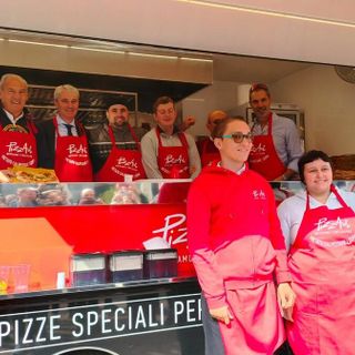Il food truck di PizzAut in piazza Monte Grappa a Varese