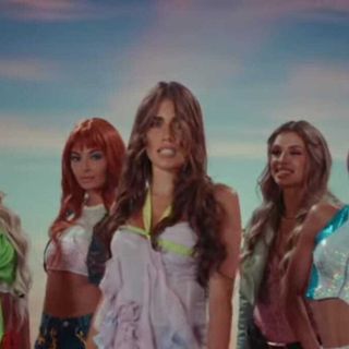 Clara canta la sigla delle Winx