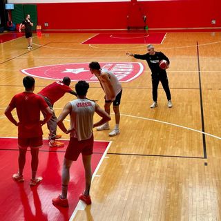 Coach Kastritis al lavoro con la squadra al Campus