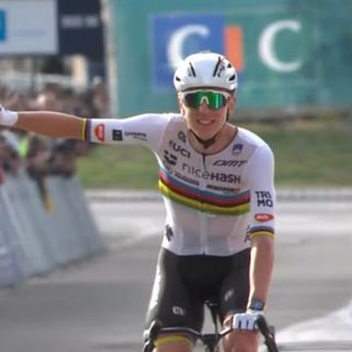 Tadej Pogacar, campione del mondo e d'Europa, favorito per la vittoria alla Tre Valli Varesine 2025