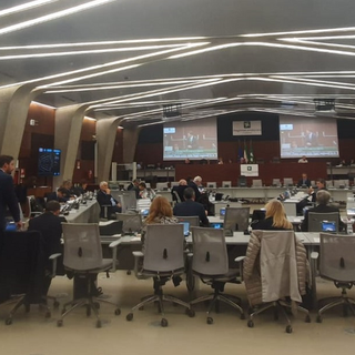 Lo striscione del Pd davanti al Pirellone e il dibattito in assise