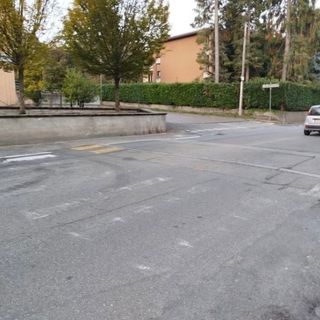 Le strisce pedonali "sparite" da via Astico