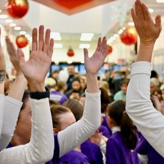 Un'immagine del Festival del Commercio di Cocquio (foto Angela Garro)