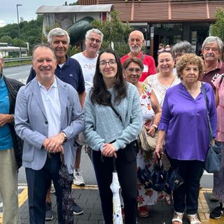 Un gruppo di firmatari della petizione per la sicurezza a Fignano con i consiglieri di minoranza Gianni Lucchina e Beatrice Bisanti