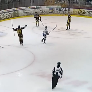 Marcello Borghi allarga le braccia e attende l'abbraccio di Alex Bertin dopo il quinto gol