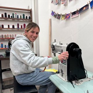 Maddalena Vossen al lavoro nella sua bottega artigianale