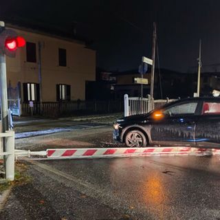 L'articolo più letto della settimana: macchina bloccata al passaggio a livello, automobilista per liberarsi "sfonda" la barriera