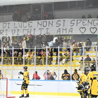 Lo striscione esposto per ricordare Elisa Dello Nigro, recentemente scomparsa in un incidente stradale