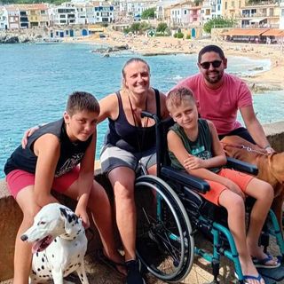 Lorenzo e Martina con i figli Federico e Leonardo in uno dei loro viaggi (foto inviata e autorizzata dai genitori)