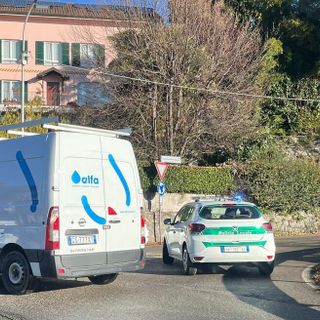 Varese, il traffico inciampa su un tombino