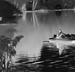 Del Grande mentre si nascondeva di notte sul lago di Monate a bordo di un pedalò