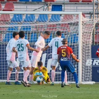 Lorenzo Maddalon, 17 anni, all'esordio da titolare in campionato con la Varesina protetto dai compagni dopo una presa bassa (foto Enrico Scaringi - Varesina Calcio)