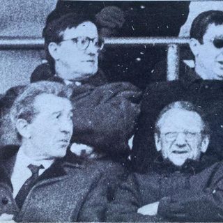 Febbraio 1988: Varese Calcio in fallimento. In tribuna a Masnago il curatore fallimentare Sergio Caramella con il sindaco Sabatini (foto tratta dal libro di Natale Cogliati "Vincere è bello")