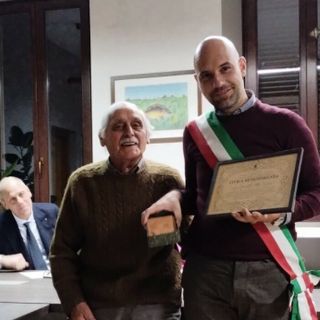 Luigi Giorgetti detto Negus premiato dal sindaco Bossi