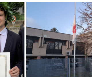 Il dottor Enrico Ferri nel giorno della sua laurea e le bandiere a mezz'asta fuori dalla sede della Croce Rossa del Medio Verbano di Gavirate