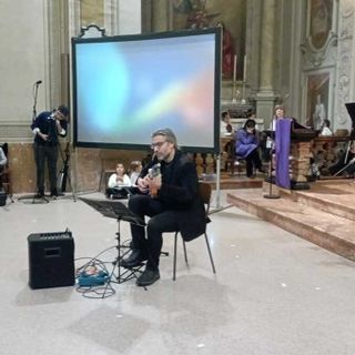 La chitarra del "mare" suona nella chiesa di Mombello