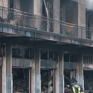 Quel che resta dello stabile di via XXV Aprile a Laveno dopo il maxi incendio di sabato