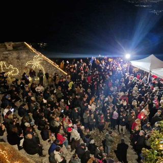 Le immagini della Fiaccolata al Sacro Monte di domenica sera