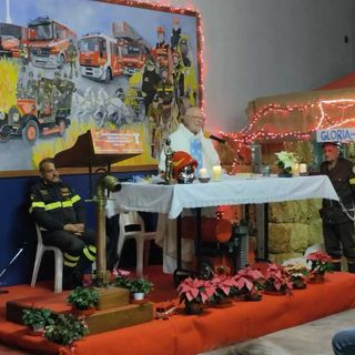 I vigili del fuoco celebrano la Vigilia con la gente. Foto d'archivio