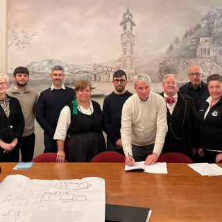 La firma dell'accordo a Palazzo Estense tra Comune e associazioni che permetterà di fare tornare a vivere la scuola Baracca di Capolago