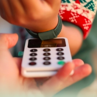 Lavoretti estivi e primi guadagni: dove mettere i risparmi dei teenager?