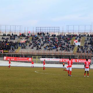 6 febbraio 2022, Varese-Novara 0-1 con gol decisivo di Benassi segnato con la mano: fu l'ultima volta in cui il Varese al Franco Ossola ha avuto il pubblico che merita. Poi più nulla. Sarà mica perché fu anche l'ultima volta in cui si lottò davvero per la promozione diretta in serie C?