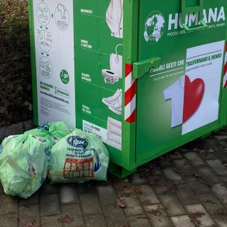 I sacchetti dell'immondizia abbandonati a Biandronno vicino ai nuovi cassoni di Humana