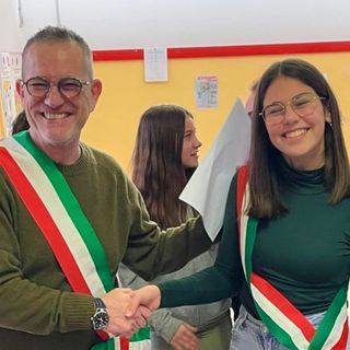 Il sindaco di Biandronno Porotti con la nuova sindaca dei ragazzi Martina Pilotto