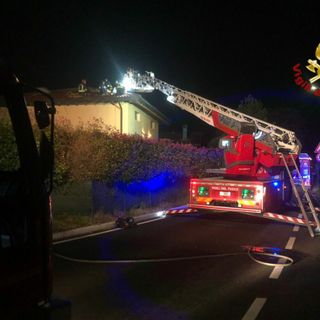 Le immagini dell'intervento dei vigili del fuoco di questa notte a Cocquio Trevisago