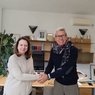 La dottoressa Magri con il sindaco Deplano (foto pubblicata sui social dal sindaco di Comabbio)